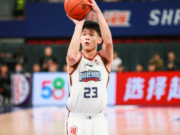 攻击欲望很强！林葳半场出手14次拿下14分1板1助2断